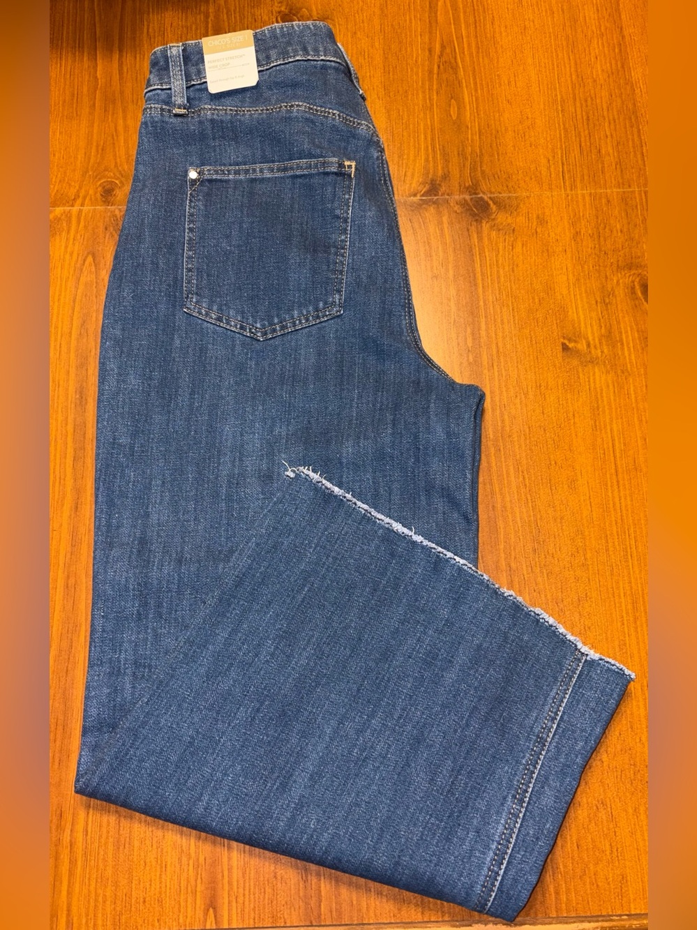 Chico’s medium wash Perfect Stretch inset wide leg crop jeans Size 1 fray hem